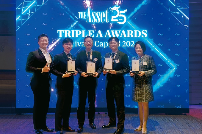 國泰世華銀行獲得《財資雜誌》（The Asset）四項大獎肯定，由資深副總經理胡醒賢(圖中)、副總經理傅伯昇(右2)、協理黃筱芬(右1)、協理游詔棠(左2)親赴香港領獎。